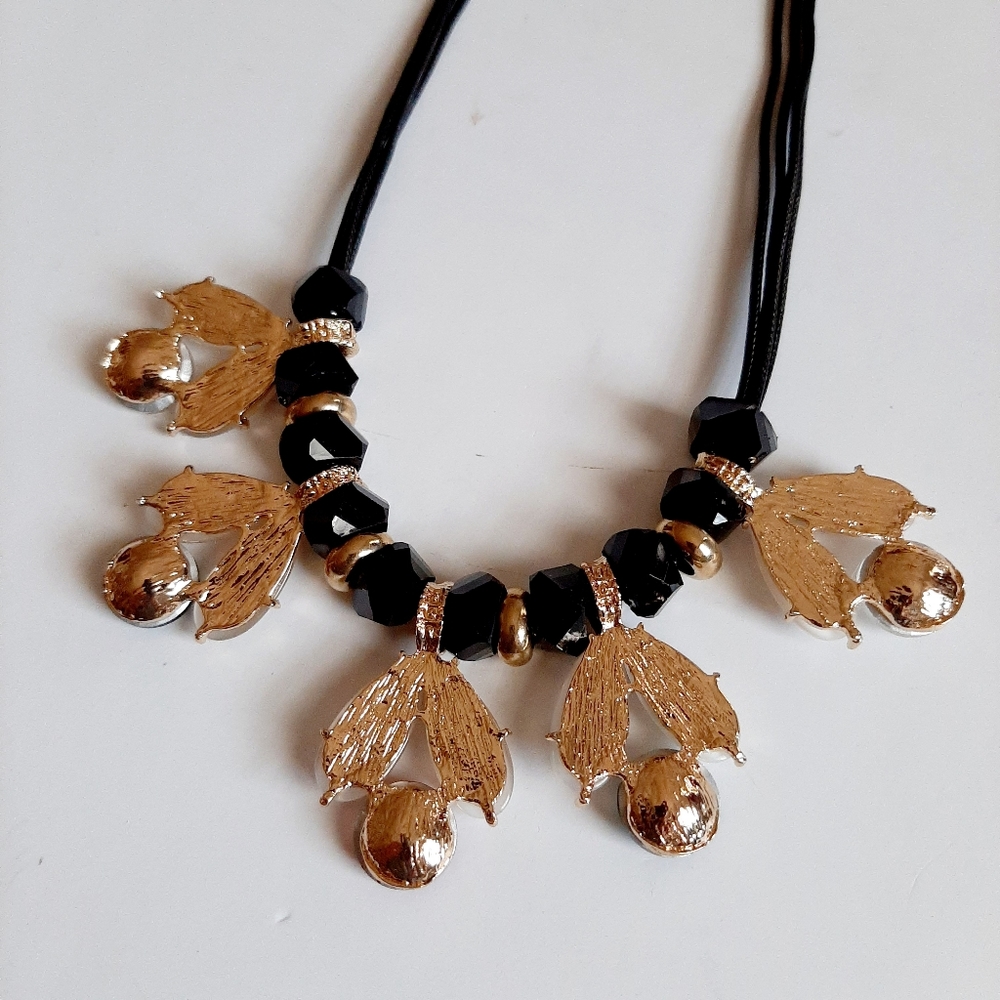 Chic Statement Necklace - Picture 6 of 6